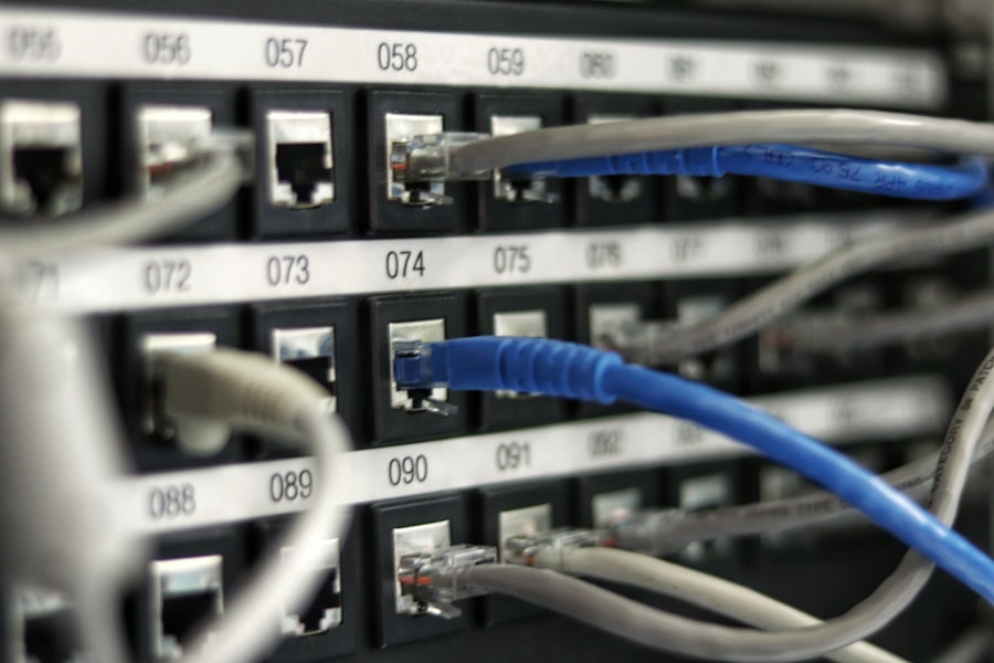 Switch di rete con cavi colorati collegati