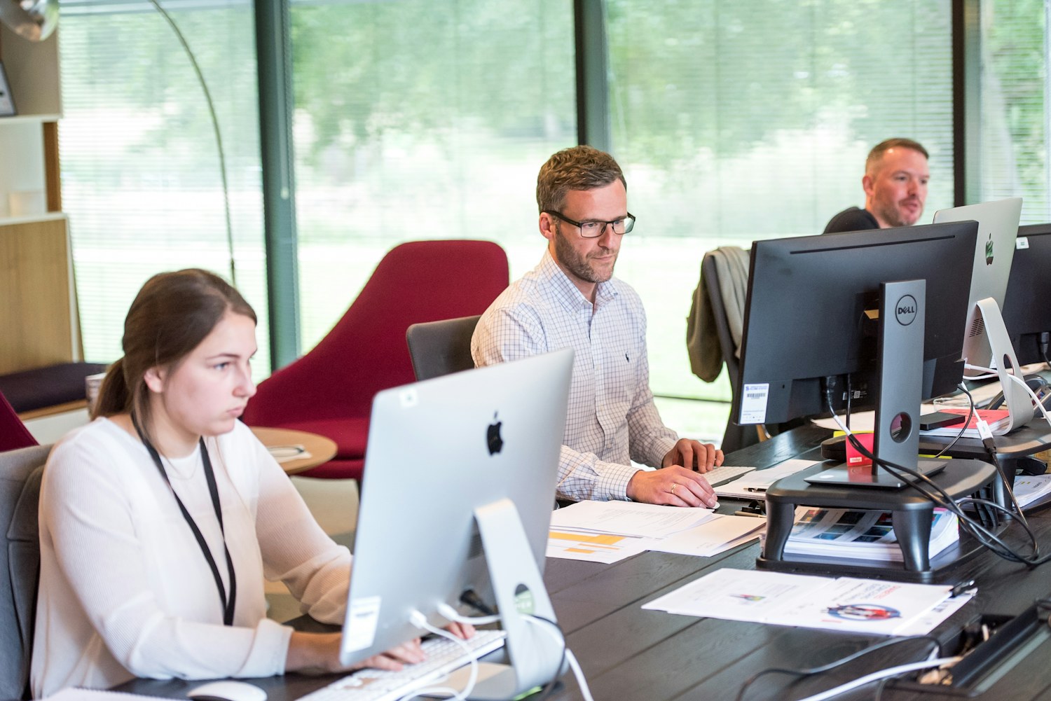 Postazioni di lavoro in ufficio: computer, monitor e documenti